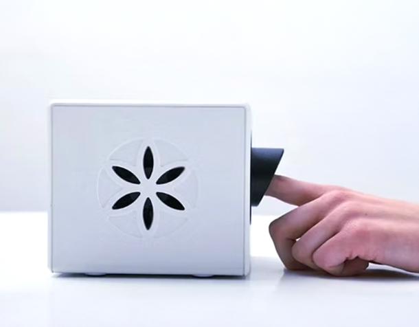 Postopek slikanja biopolja, kjer konico prsta vstavite v namizno kamero